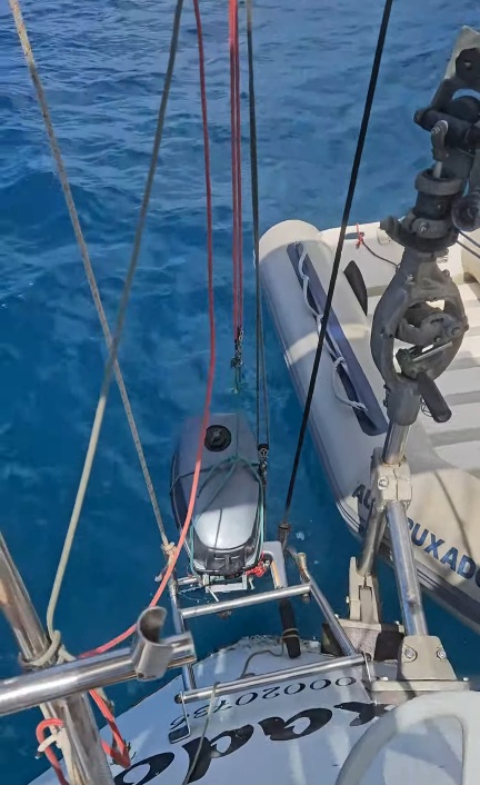 Fuera de borda listo para llevarnos a Gustavia